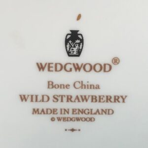 WEDGWOOD: イギリス製ワイルドストロベリー皿バックスタンプ　筆者所有品