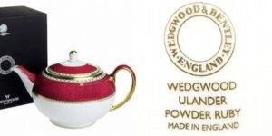 WEDGWOOD、ユーランダー　パウダールビー　ティーポットとイギリス製の証MADE IN ENGLANDのバックスタンプ